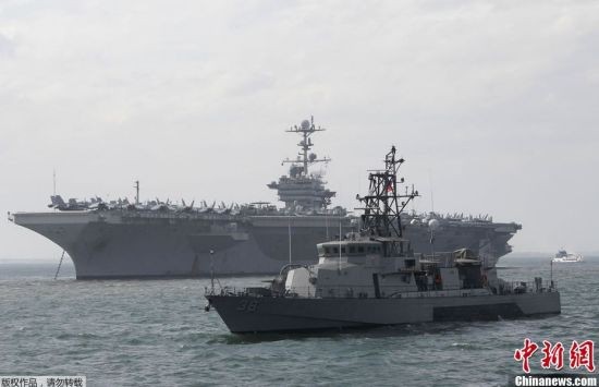 Tàu khu trục USS Cowpens (CG-63) và USS Campbell (DDG-85) hộ tống tàu sân bay USS George Washington trong chuyến thăm tới Philippines